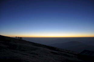 山顶日出前的壮丽天际线