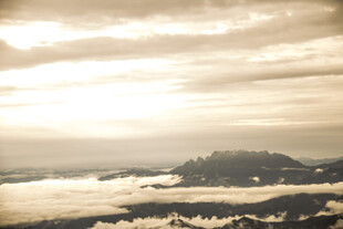 云海之上的山峦美景
