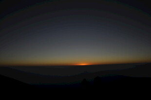 山顶日出前的朦胧天色