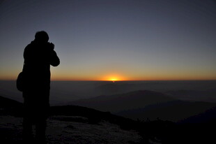 山顶剪影 摄影师捕捉日落