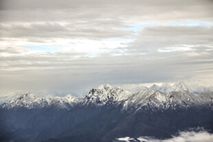 雪山云海壮丽景观