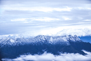 雪山云海壮丽景致