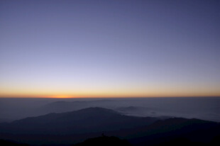 日出时分的山峦美景