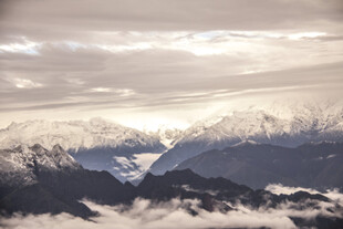 雪山云海壮丽景观