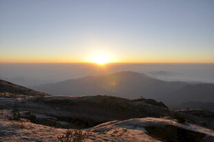 山顶壮丽日出景观