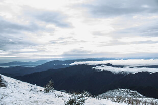 雪山云海壮丽风光