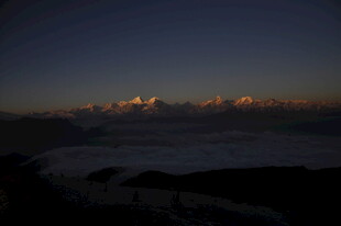 夜幕下的壮丽雪山景观