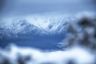 雪山远景 冬日纯净之美