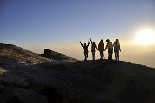 山顶团队欢呼 共赏美景