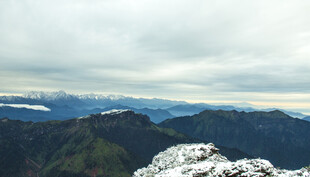 山巅云海秀丽风光