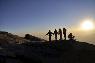 山顶上的徒步者剪影