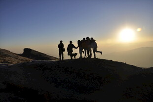 山顶上的骑行者剪影