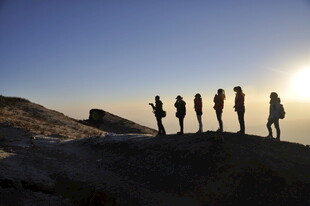 山顶上的人群剪影