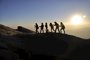 山顶上的徒步者剪影