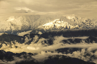 云海之上的壮丽雪山景观