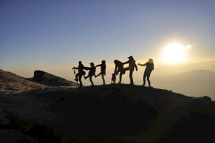 山顶上的团队剪影