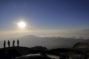 山顶观日出的人群剪影