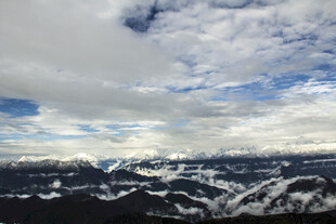 雪山云海壮丽风光