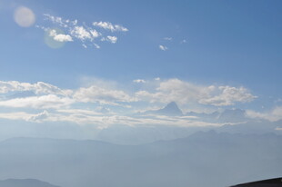 蓝天白云下的开阔景致