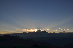 日出时分的壮丽山峦景色