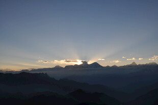 日出时分的壮丽山峦景色