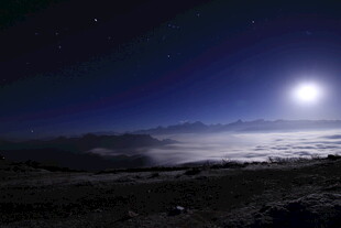 月夜下的静谧海边景色