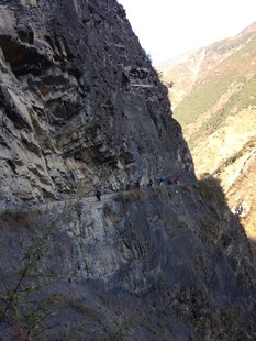 陡峭嶙峋的黑色岩石景观