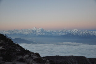 雪山云海壮丽景观
