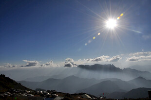 高山云海间的耀眼阳光