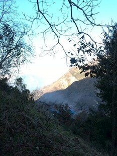 山林间远眺朦胧山峦