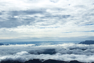 云海之上的壮阔天空景观