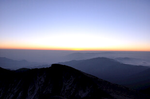 山巅之上的壮丽日出景观