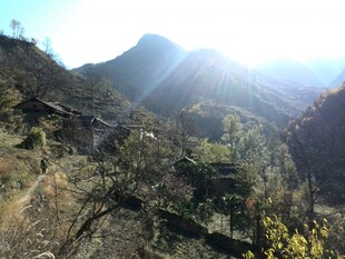 山间晨光中的自然景致