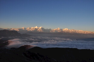 壮丽雪山日出美景