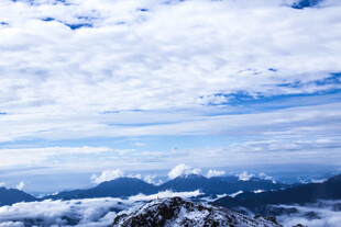 云海之上的壮丽山景