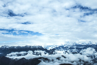 云海之上的壮丽雪山景观