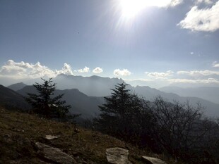 山顶风光 阳光照耀群山