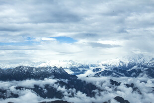 雪山云海壮丽景观