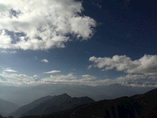 蓝天白云下的山峦美景