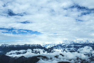 云端雪山美景