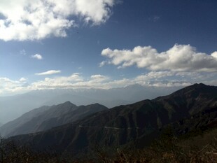 壮丽山景与蓝天白云