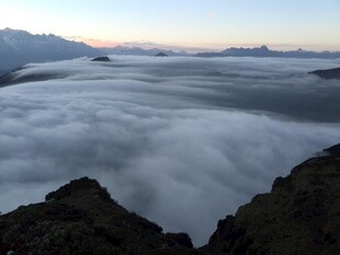 高山云海壮丽景观