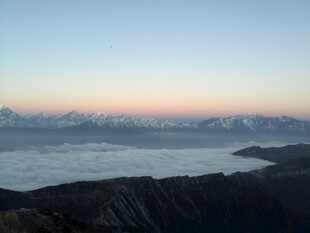 日出时分的壮丽山海景观