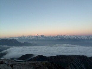高山云海日出壮丽景观
