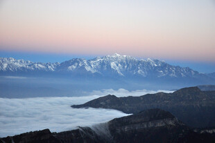 山间云海与远处雪山美景