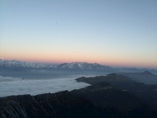 日出时分的山峦云海景观