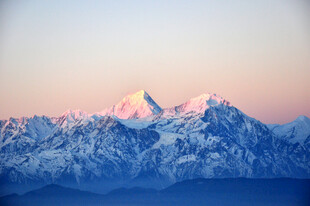 壮丽雪山日出美景