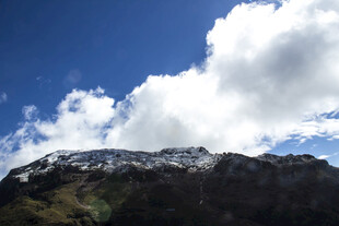 蓝天白云下的巍峨山峰