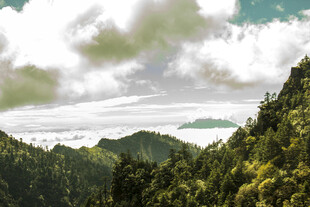 山峦叠翠间的云雾美景