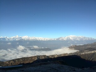 雪山云海壮丽景观